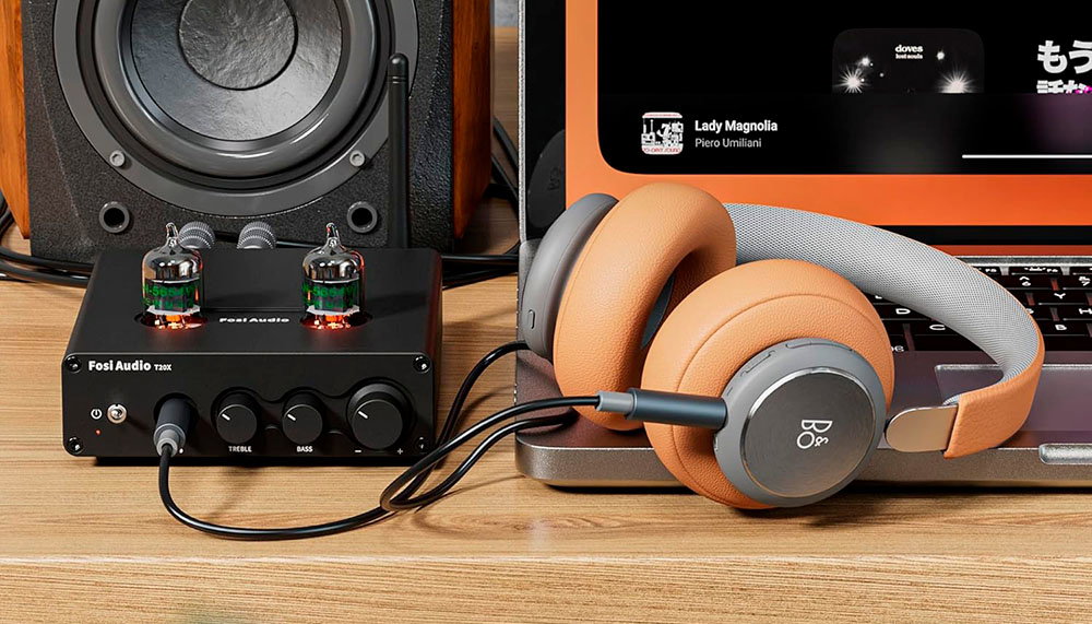 Fosi Audio T20X con unos auriculares