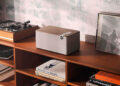 Uso del altavoz Klipsch The Three Plus en una mesa