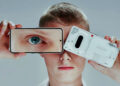 Chico con el Nothing Phone (3a)