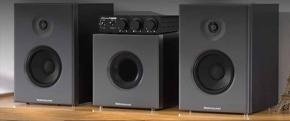 Douk Audio NS-13G MAX junto a un tocadiscos