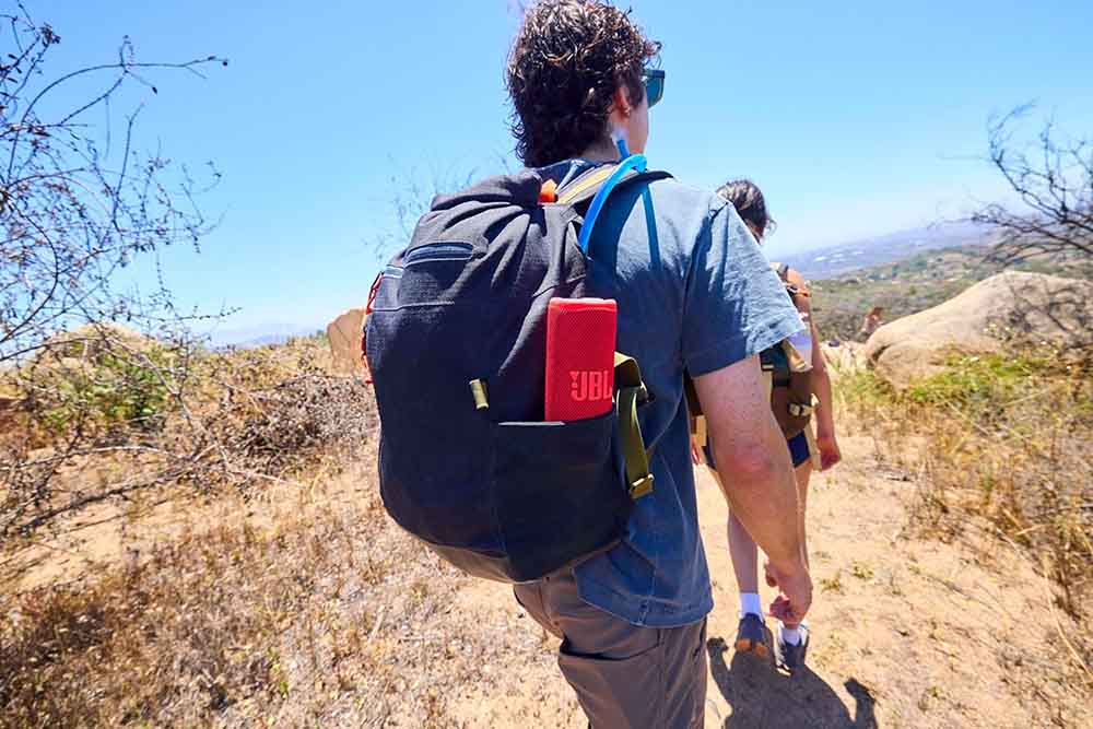 Altavoz JBL Grip en una mochila
