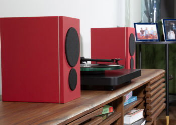 Así son los altavoces PSB iQ, un sistema de sonido de 270 vatios que no necesita amplificador