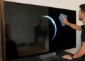 Limpiar los nuevos televisores OLED y Mini LED RGB es casi imposible: el filtro antirreflejo tiene la culpa