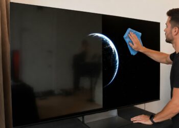 Limpiar los nuevos televisores OLED y Mini LED RGB es casi imposible: el filtro antirreflejo tiene la culpa