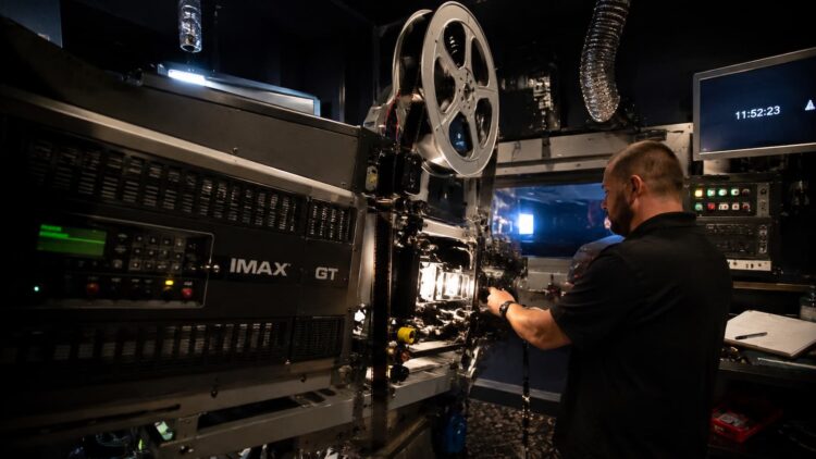 La Odisea se proyecta con máquinas de 1998, viejos PalmPilot y Windows XP: así sobrevive el IMAX 70 mm