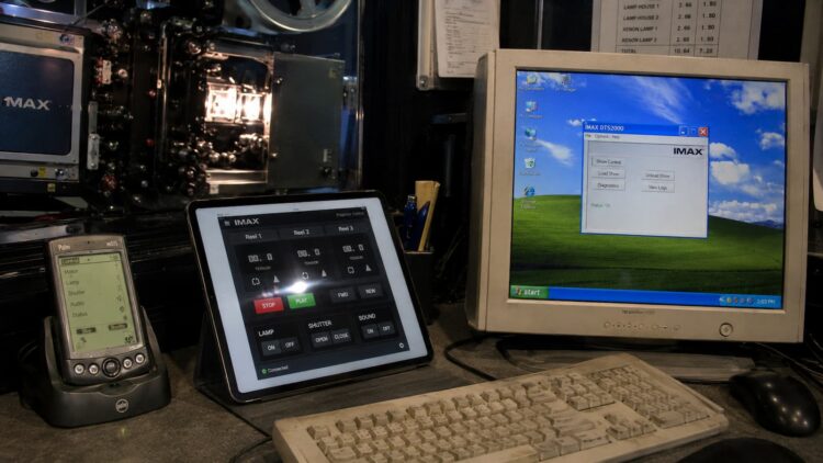 La Odisea se proyecta con máquinas de 1998, viejos PalmPilot y Windows XP: así sobrevive el IMAX 70 mm