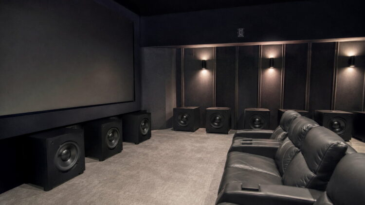 32.000 W, 11.8.6 canales y ocho subwoofers: este cine en casa parece directamente ilegal