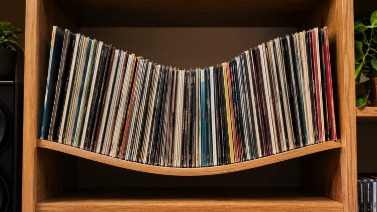 Tu colección de vinilos pesa más de lo que imaginas: este error puede destrozar la estantería y tus discos