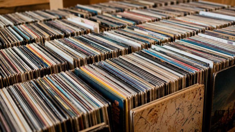 Tu colección de vinilos pesa más de lo que imaginas: este error puede destrozar la estantería y tus discos