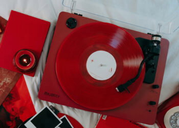 Majority Stylo y Folio: dos coloridos tocadiscos Bluetooth que facilitan la entrada al mundo del vinilo