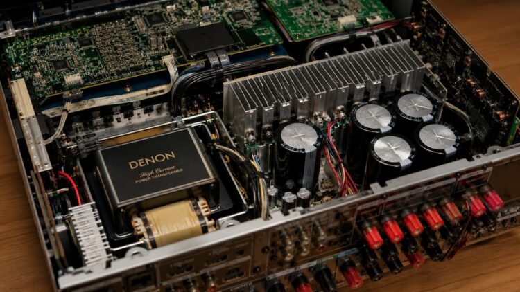 Tu receptor AV de 150 W no entrega 150 W a todos los altavoces: así debes leer su potencia real
