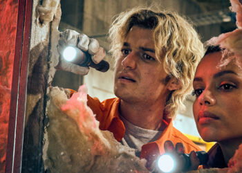 Del guionista de 'Parque Jurásico' llega 'Turno de noche': Liam Neeson y Joe Keery en una comedia de ciencia ficción que ya puedes ver en casa