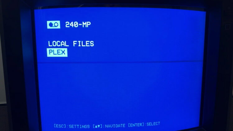 Plex y Jellyfin vuelven a los 90: este proyecto convierte una vieja tele de tubo en un centro multimedia