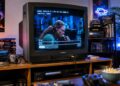 Plex y Jellyfin vuelven a los 90: este proyecto convierte una vieja tele de tubo en un centro multimedia