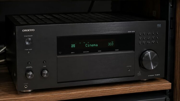 Si tu amplificador AV tiene ajuste de 4 u 8 ohmios, cuidado: elegir 4 ohmios puede recortar mucho su potencia