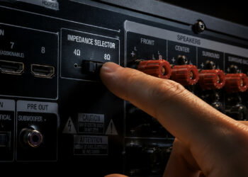 Si tu amplificador AV tiene ajuste de 4 u 8 ohmios, cuidado: elegir 4 ohmios puede recortar mucho su potencia