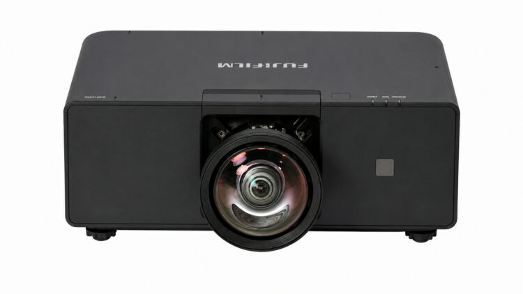 Fujifilm pone a la venta su proyector más extraño y potente: 12.000 lúmenes 4K y una lente que gira 360 grados
