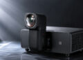Fujifilm pone a la venta su proyector más extraño y potente: 12.000 lúmenes 4K y una lente que gira 360 grados