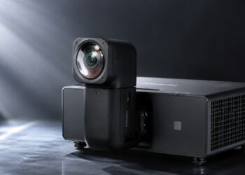 Fujifilm pone a la venta su proyector más extraño y potente: 12.000 lúmenes 4K y una lente que gira 360 grados