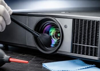 Cómo limpiar la lente de tu proyector como un profesional: quita el polvo sin rayarla ni destrozar la óptica