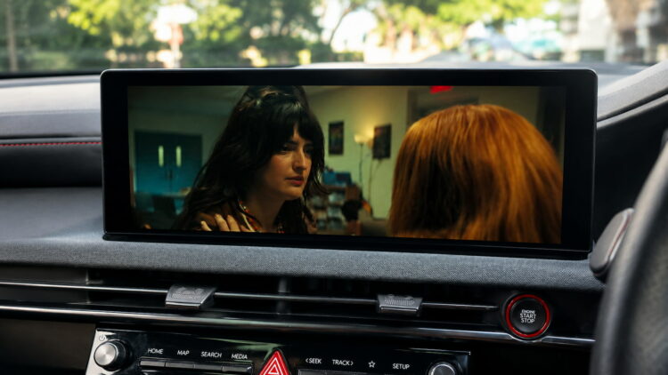 Android Auto se convierte en una pequeña Smart TV: esta app gratis permite ver IPTV y Jellyfin en la pantalla del coche