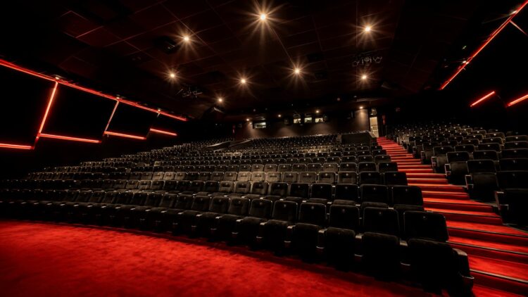 La mejor sala de Europa 2025 estrena proyector láser RGB 4K: 35.000 lúmenes y más del 95% Rec. 2020