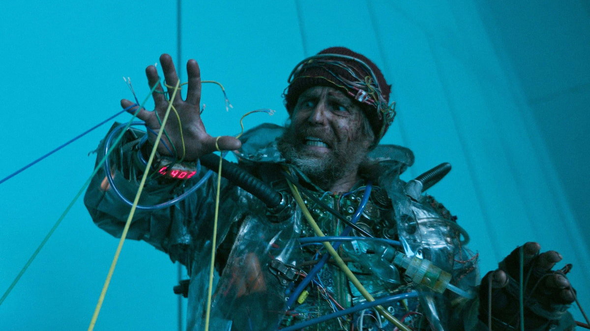 Un viajero del futuro y una IA malvada: así es la nueva película del director de Piratas del Caribe que está en Prime Video