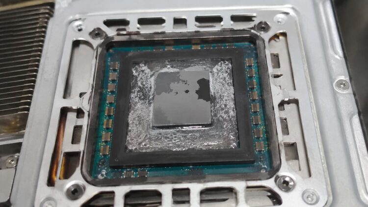 Si tienes una PS5 de las primeras, ojo con el metal líquido: después de cinco años puede empezar a dar problemas