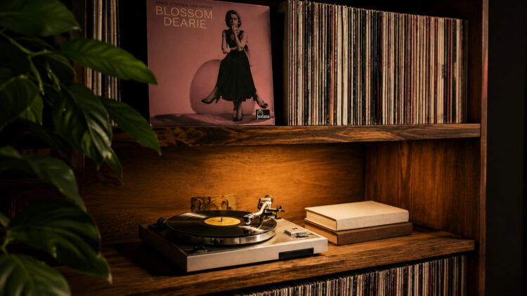 La inteligencia artificial llega hasta al vinilo: Suno permitirá convertir tus canciones generadas por IA en discos reales