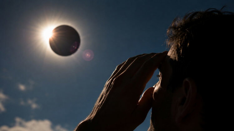 Ver el eclipse por televisión es completamente diferente a verlo directamente: esto es lo que pasa con tus ojos y tu televisor