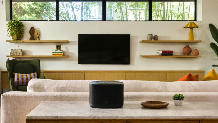 JBL va a por Sonos con Cove: su nuevo sistema WiFi convierte sus altavoces en canales traseros Dolby Atmos