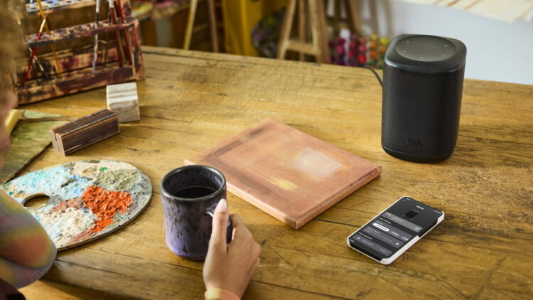 JBL va a por Sonos con Cove: su nuevo sistema WiFi convierte sus altavoces en canales traseros Dolby Atmos