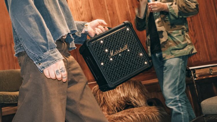 Marshall encoge su bestia para fiestas: sonido 360º y más de 40 horas de batería