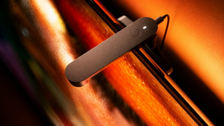 Philips Hue encuentra la forma de llevar Ambilight a casi cualquier televisor: funciona incluso con Netflix, Disney+ y la TDT