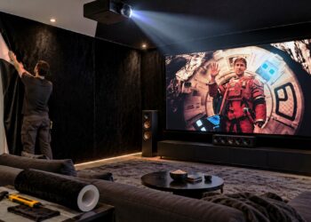 El truco definitivo para multiplicar el contraste de tu proyector o televisor: forrar la pared con terciopelo negro
