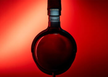 Audio-Technica recupera una técnica artesanal japonesa para crear los ATH-AWX7000, sus nuevos auriculares cerrados