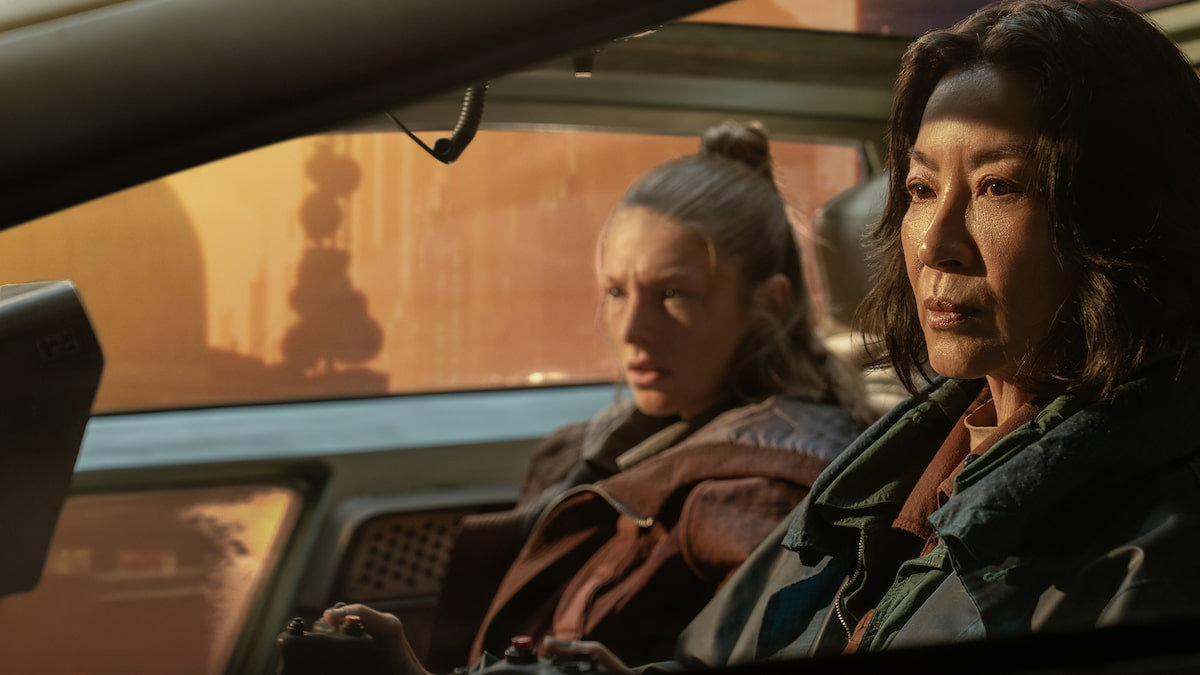 Hunter Schafer y Michelle Yeoh en un coche en Blade Runner 2099