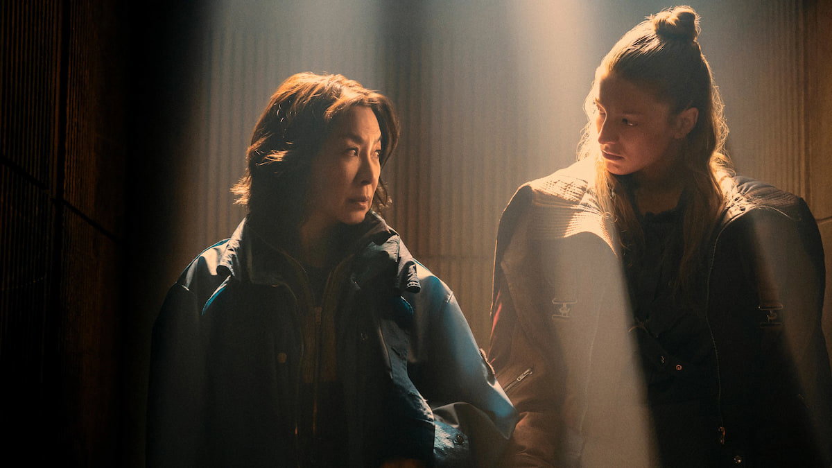 Hunter Schafer y Michelle Yeoh en Blade Runner 2099