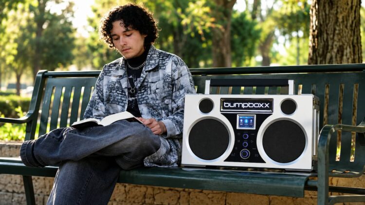 Vuelve el mítico radiocasete de los 80: ahora tiene 200 W de potencia, Bluetooth y 30 horas de batería