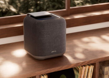 El altavoz Jamo HYG 5 oculta un sistema HiFi completo tras su elegante cubierta de tela