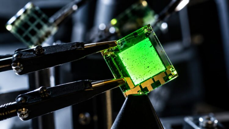 El rival del OLED sorprende a los científicos: los nuevos PeLED rozan el 40 % de eficiencia
