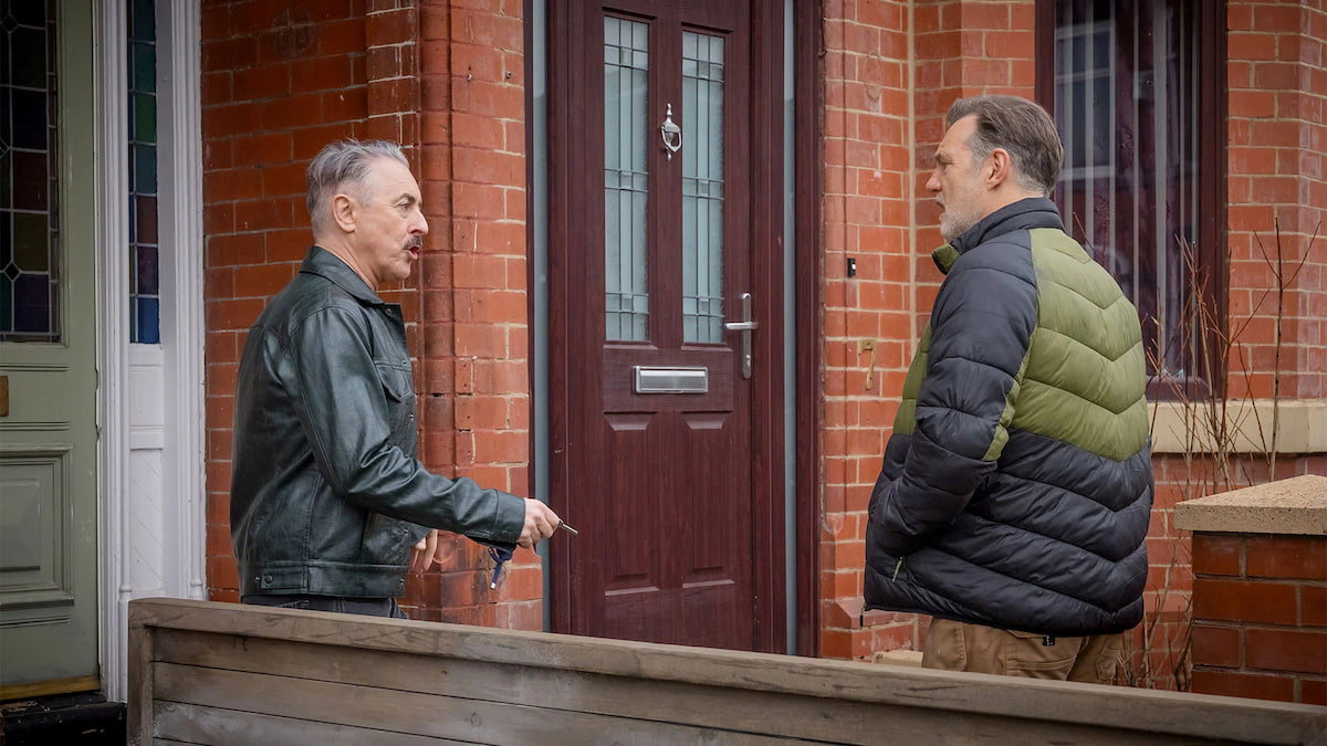 'De puntillas': la comedia negra de Alan Cumming y David Morrissey que debes ver en HBO Max