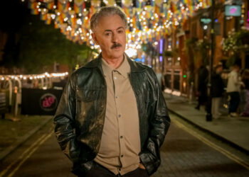 'De puntillas': la comedia negra de Alan Cumming y David Morrissey que debes ver en HBO Max