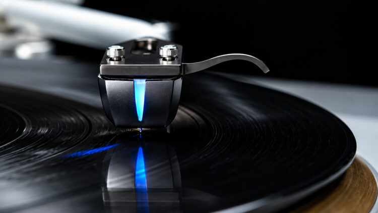 El tocadiscos que utiliza luz para leer vinilos ya es una realidad: así es el nuevo PP-2